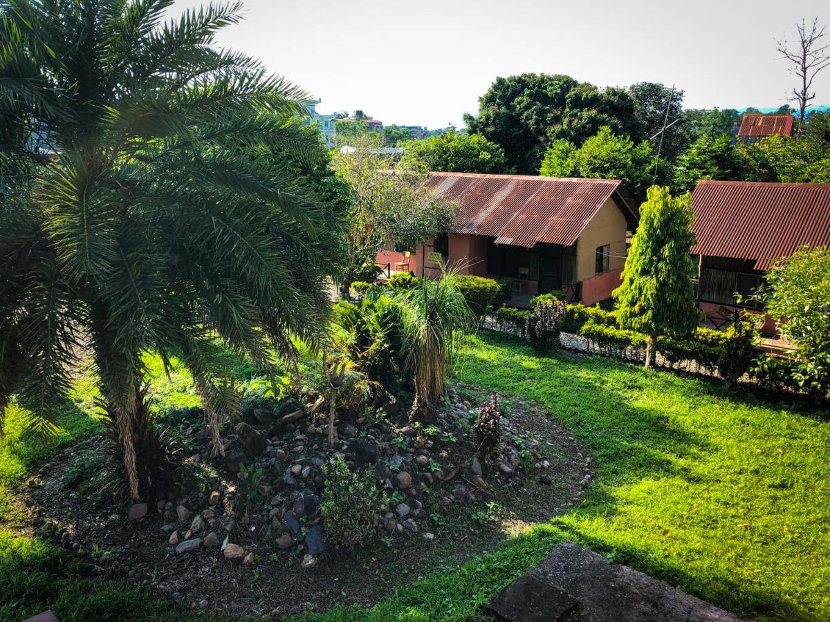 Hotel Tharu Garden, Sauraha Exterior photo