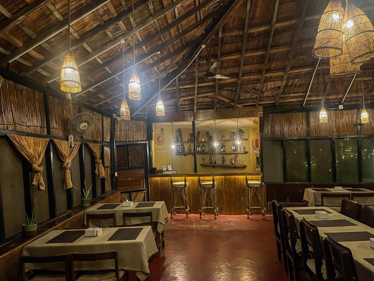 Hotel Tharu Garden, Sauraha Exterior photo